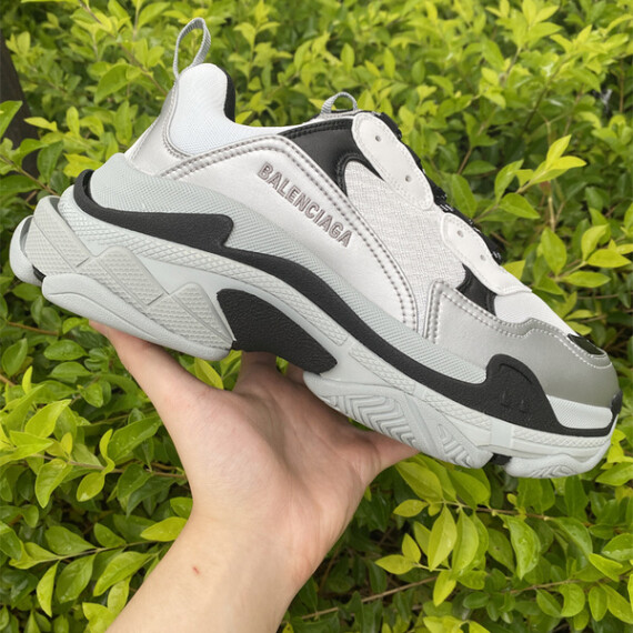 https://arvionstyle.vuta.site/pr/balenciaga-triple-s-sneaker-grey-silver-536737-w2fs5-1250