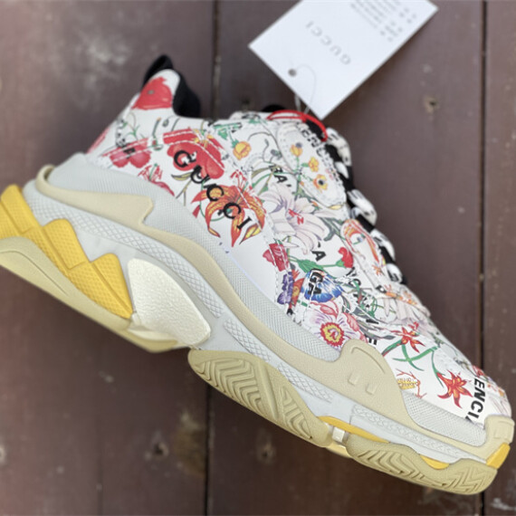 https://arvionstyle.vuta.site/pr/balenciaga-triple-s-gucci-677195-ul110-8461