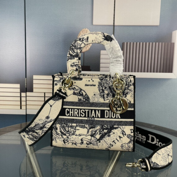 https://arvionstyle.vuta.site/pr/dior-black-white-a1528-1295-24x20x11cm
