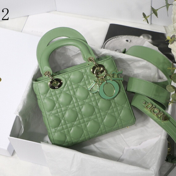 https://arvionstyle.vuta.site/pr/dior-green-yd1283-m0538-20-x-165-x-8-cm
