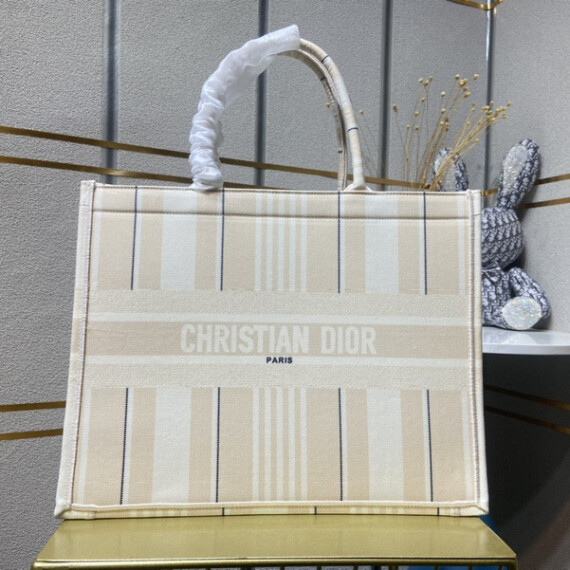 https://arvionstyle.vuta.site/pr/dior-white-a1620-42x2x16-cm