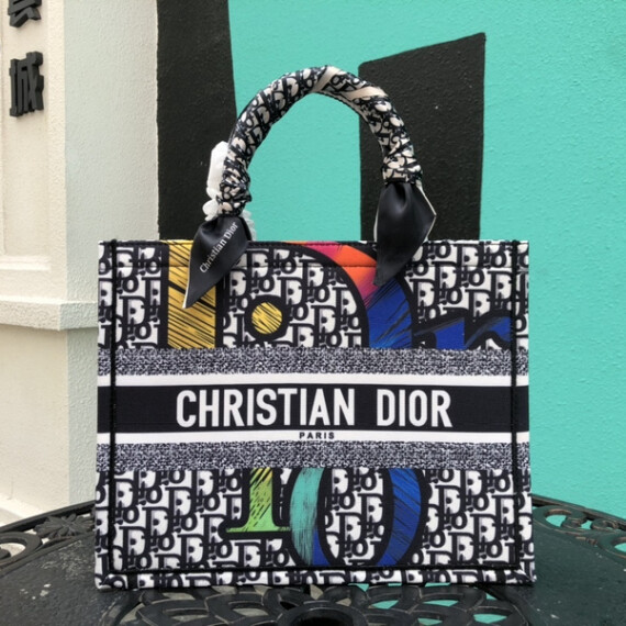 https://arvionstyle.vuta.site/pr/dior-white-black-a8919-1088-36x-28x15cm