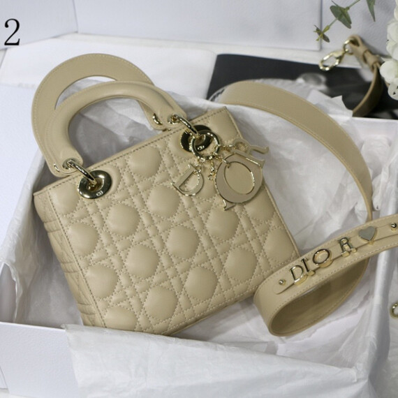 https://arvionstyle.vuta.site/pr/dior-white-yd1283-m0538-20-x-165-x-8-cm