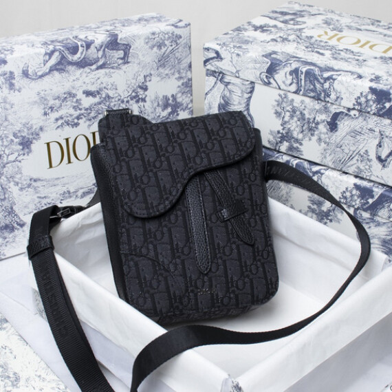 https://arvionstyle.vuta.site/pr/diorblack-a1326-7777-20x16x5cm
