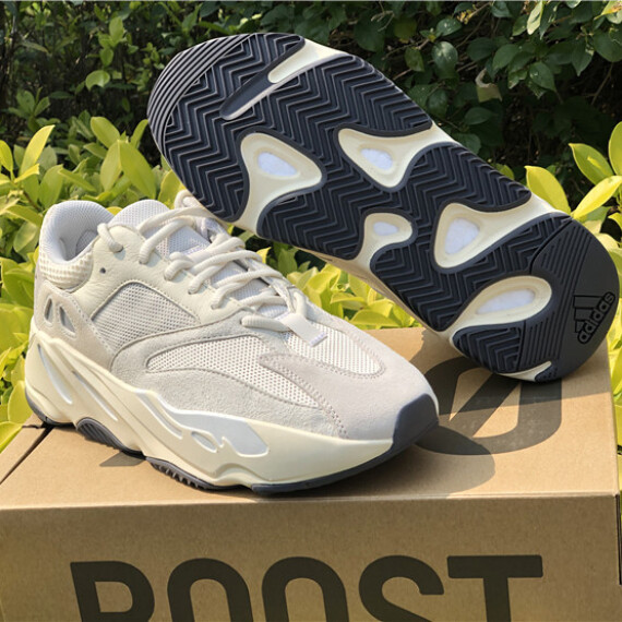 https://arvionstyle.vuta.site/pr/adidas-yeezy-boost-700-analog