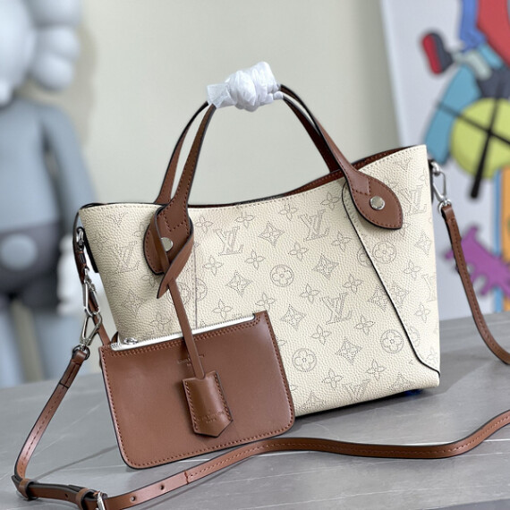 https://arvionstyle.vuta.site/pr/louis-vuitton-mahina-2022-23fw-hina-pm-1