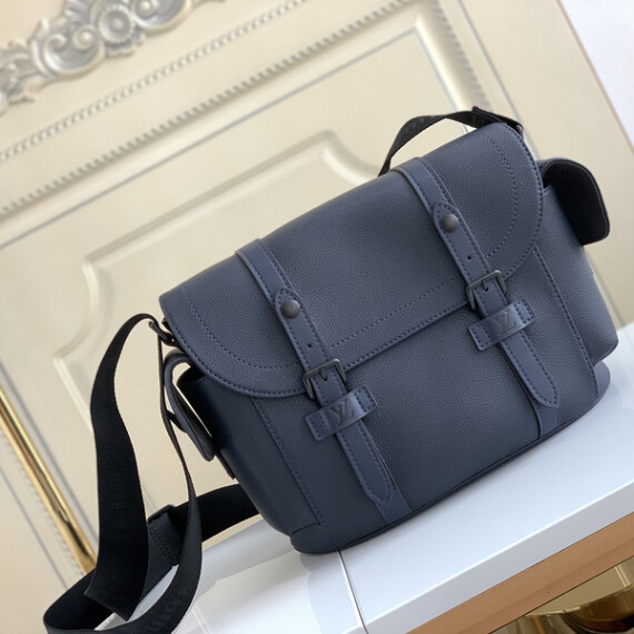 https://arvionstyle.vuta.site/pr/louis-vuitton-christopher-messenger-bag-dark-blue